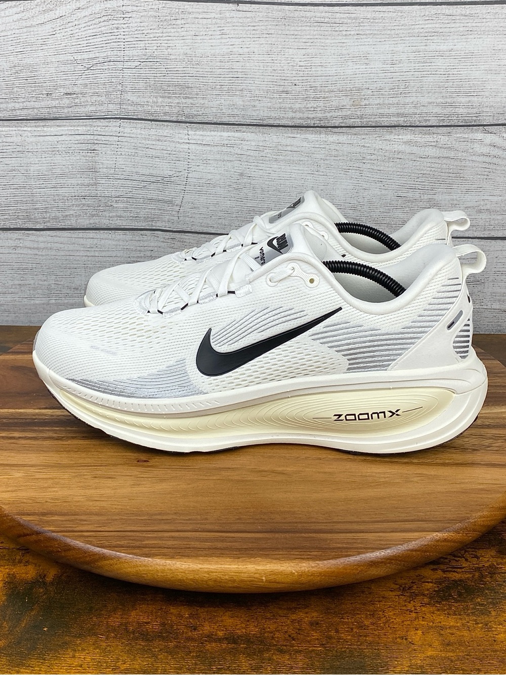 Nike Vomero 18 Men’s Road Running Shoe White Coconut Milk HM6803-101 Size 12.5